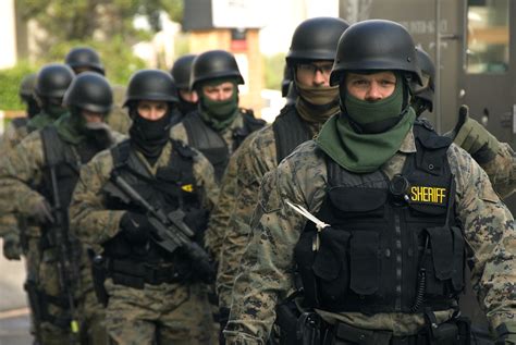 SWAT son as siglas de Special Weapons and Tactics (armas e tácticas especiais), que orixinalmente eran Special Weapons Attack Team (equipo de ataque e armas ...
